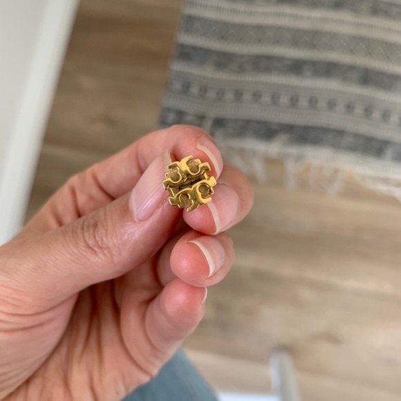 Tory Burch T Logo Small Stud Earrings - 16k gold - Picture 4 of 12